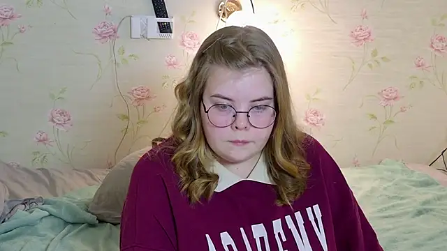 Snapshot of sinnamon_ chatting on 02/20/26, 04:18 sinnamon online show from 02/20/26, 04:18