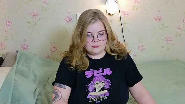 Snapshot of sinnamon_ chatting on 04/15/26, 04:36 sinnamon online show from 04/15/26, 04:36