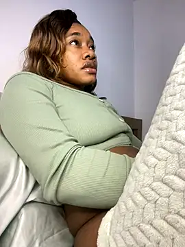 Snapshot of _yisela_ chatting on 11/15/25, 12:52 yisela online show from 11/15/25, 12:52