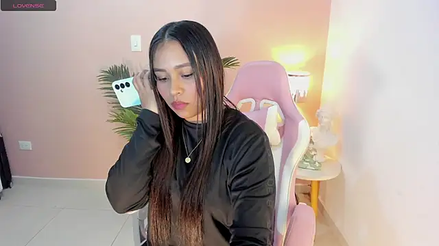 Snapshot of Ciara8 chatting on 10/17/25, 04:37 Ciara8 online show from 10/17/25, 04:37