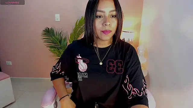 Snapshot of Ciara8 chatting on 10/21/25, 07:25 Ciara8 online show from 10/21/25, 07:25