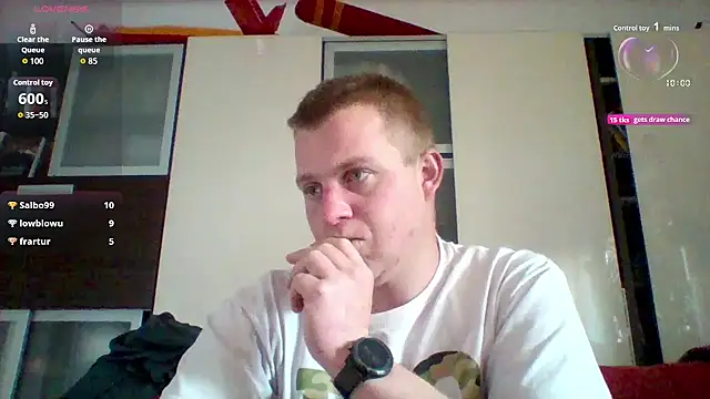 Snapshot of Matttthees chatting on 10/31/25, 02:40 Matttthees online show from 10/31/25, 02:40