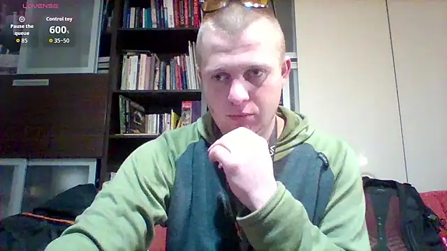 Snapshot of Matttthees chatting on 11/17/25, 08:36 Matttthees online show from 11/17/25, 08:36