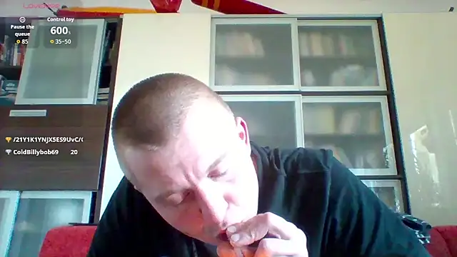 Snapshot of Matttthees chatting on 11/18/25, 09:25 Matttthees online show from 11/18/25, 09:25