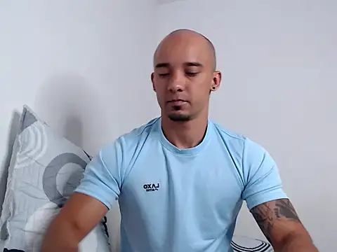 Snapshot of SimonRoberth chatting on 12/17/25, 06:14 SimonRoberth online show from 12/17/25, 06:14