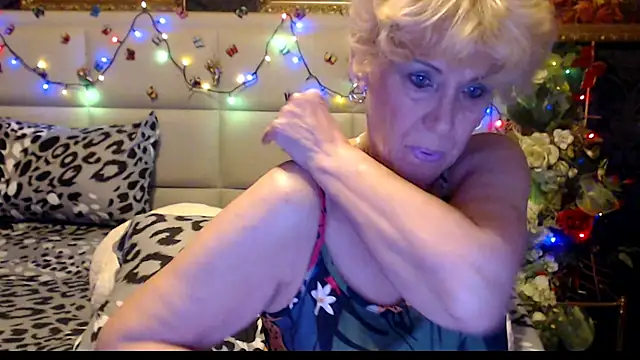 Snapshot of HappyWomanOn chatting on 11/16/25, 10:10 HappyWomanOn online show from 11/16/25, 10:10