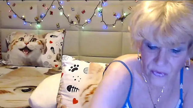 Snapshot of HappyWomanOn chatting on 12/14/25, 10:42 HappyWomanOn online show from 12/14/25, 10:42