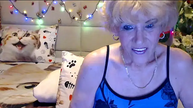 Snapshot of HappyWomanOn chatting on 12/15/25, 10:52 HappyWomanOn online show from 12/15/25, 10:52