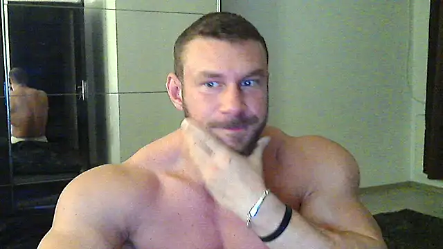 Snapshot of muscularkevin chatting on 11/17/25, 04:18 muscularkevin online show from 11/17/25, 04:18