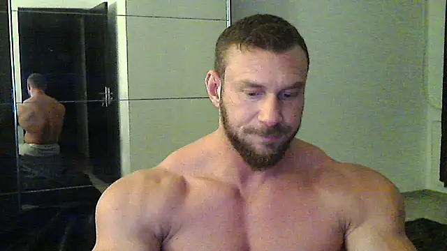 Snapshot of muscularkevin chatting on 11/18/25, 04:39 muscularkevin online show from 11/18/25, 04:39
