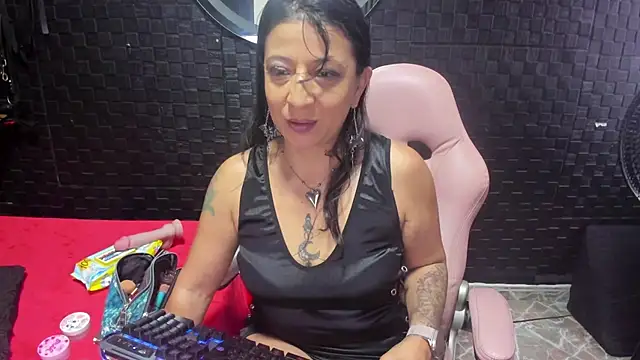 Snapshot of mature_sexi40 chatting on 03/26/26, 12:44 mature sexi40 online show from 03/26/26, 12:44
