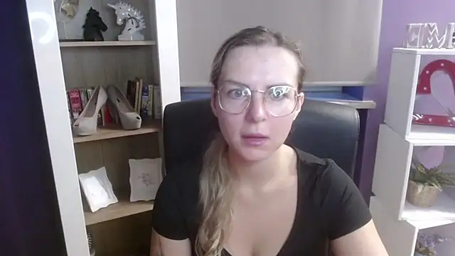 Snapshot of Zoey_Erotic chatting on 09/15/25, 04:23 Zoey Erotic online show from 09/15/25, 04:23