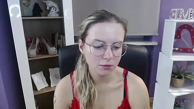 Snapshot of Zoey_Erotic chatting on 09/17/25, 04:25 Zoey Erotic online show from 09/17/25, 04:25