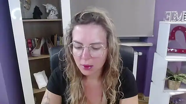 Snapshot of Zoey_Erotic chatting on 09/22/25, 04:25 Zoey Erotic online show from 09/22/25, 04:25