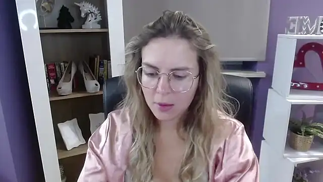 Snapshot of Zoey_Erotic chatting on 09/26/25, 04:27 Zoey Erotic online show from 09/26/25, 04:27