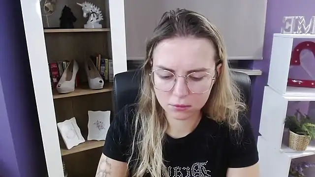 Snapshot of Zoey_Erotic chatting on 10/01/25, 04:18 Zoey Erotic online show from 10/01/25, 04:18