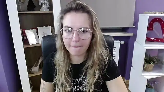 Snapshot of Zoey_Erotic chatting on 10/06/25, 04:32 Zoey Erotic online show from 10/06/25, 04:32