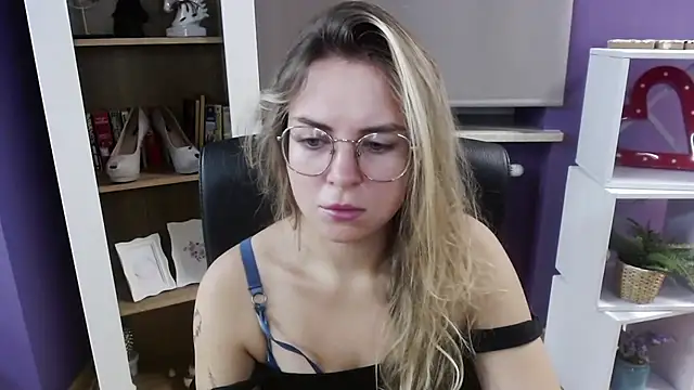 Snapshot of Zoey_Erotic chatting on 10/08/25, 04:32 Zoey Erotic online show from 10/08/25, 04:32