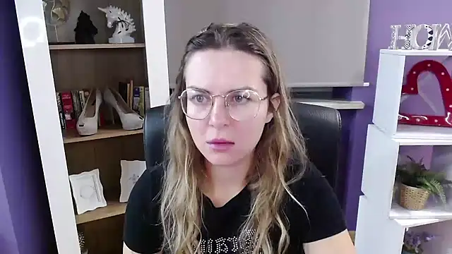 Snapshot of Zoey_Erotic chatting on 10/16/25, 04:24 Zoey Erotic online show from 10/16/25, 04:24