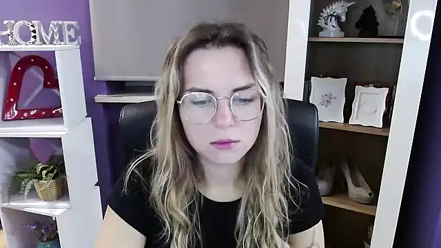 Snapshot of Zoey_Erotic chatting on 10/23/25, 04:34 Zoey Erotic online show from 10/23/25, 04:34