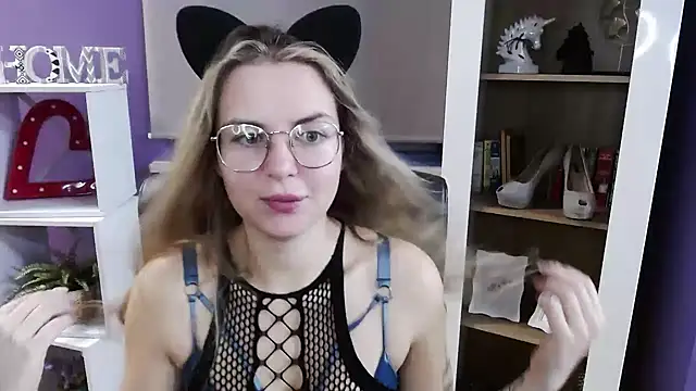 Snapshot of Zoey_Erotic chatting on 10/31/25, 05:41 Zoey Erotic online show from 10/31/25, 05:41