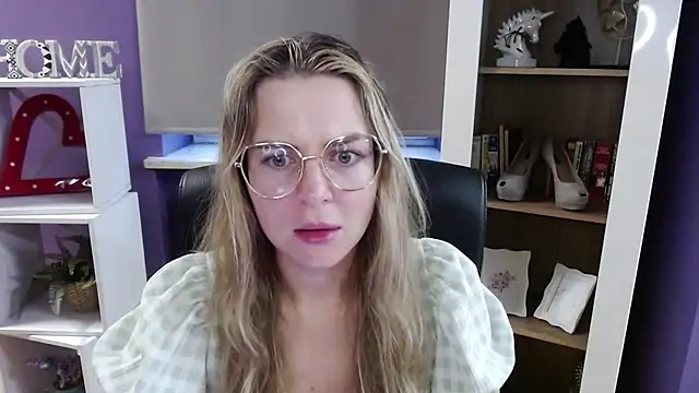 Snapshot of Zoey_Erotic chatting on 11/10/25, 07:07 Zoey Erotic online show from 11/10/25, 07:07