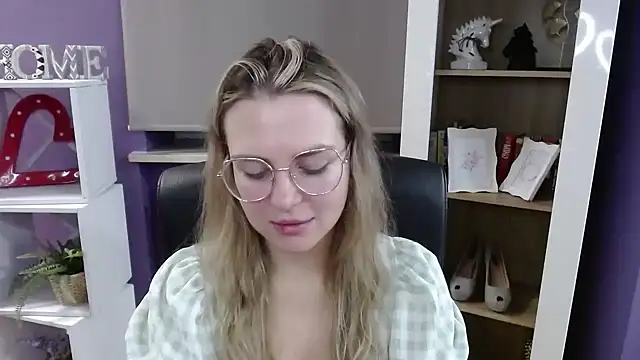 Snapshot of Zoey_Erotic chatting on 11/12/25, 05:30 Zoey Erotic online show from 11/12/25, 05:30