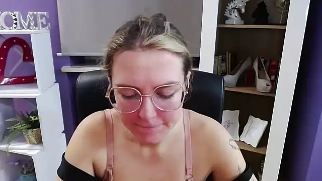 Snapshot of Zoey_Erotic chatting on 11/14/25, 05:28 Zoey Erotic online show from 11/14/25, 05:28