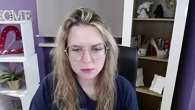 Snapshot of Zoey_Erotic chatting on 11/19/25, 05:29 Zoey Erotic online show from 11/19/25, 05:29