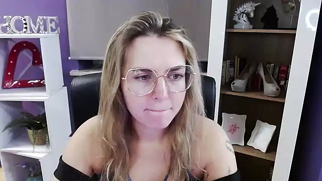 Snapshot of Zoey_Erotic chatting on 11/25/25, 05:29 Zoey Erotic online show from 11/25/25, 05:29