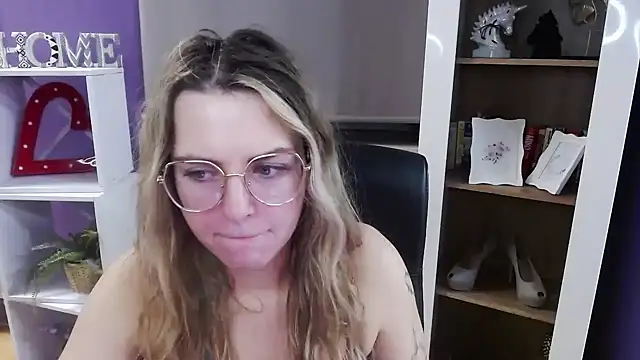 Snapshot of Zoey_Erotic chatting on 12/15/25, 05:34 Zoey Erotic online show from 12/15/25, 05:34