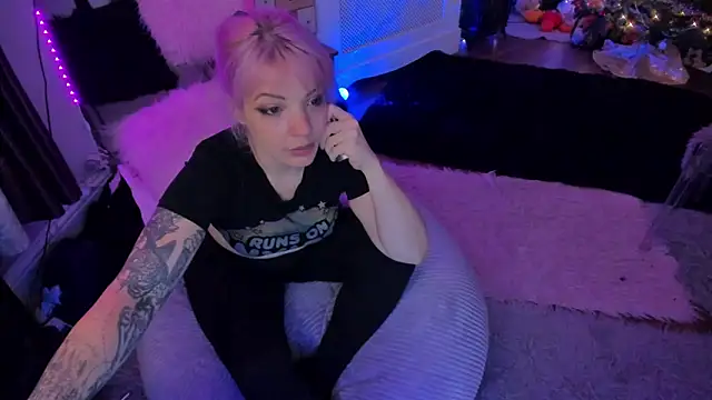 Snapshot of AliceW0lf chatting on 12/16/25, 09:09 AliceW0lf online show from 12/16/25, 09:09