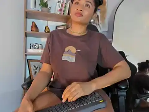 Snapshot of sophia18- chatting on 01/12/25, 12:01 sophia18- online show from 01/12/25, 12:01