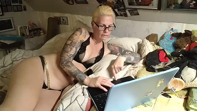Snapshot of MaryG chatting on 10/22/25, 05:34 MaryG online show from 10/22/25, 05:34