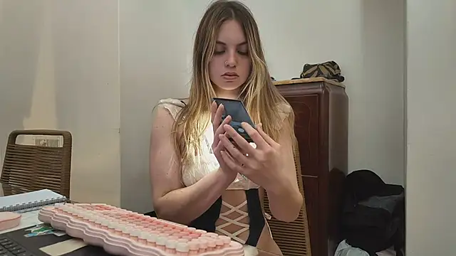 Snapshot of Elnonoykeila77 chatting on 06/13/26, 04:10 Elnonoykeila77 online show from 06/13/26, 04:10