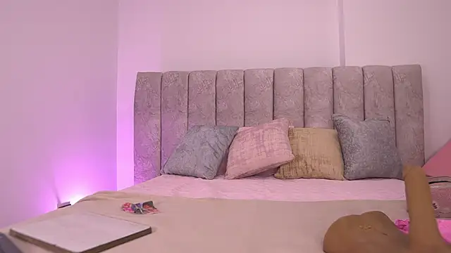 Snapshot of violeta_aroca chatting on 11/05/25, 03:06 violeta aroca online show from 11/05/25, 03:06