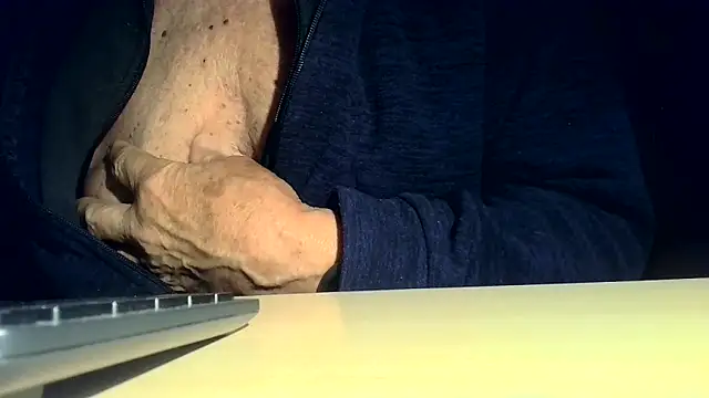 Snapshot of tachione2 chatting on 10/06/25, 05:05 tachione2 online show from 10/06/25, 05:05