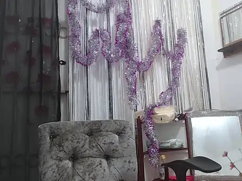 Snapshot of heyline_milf chatting on 12/25/24, 04:00 heyline milf online show from 12/25/24, 04:00
