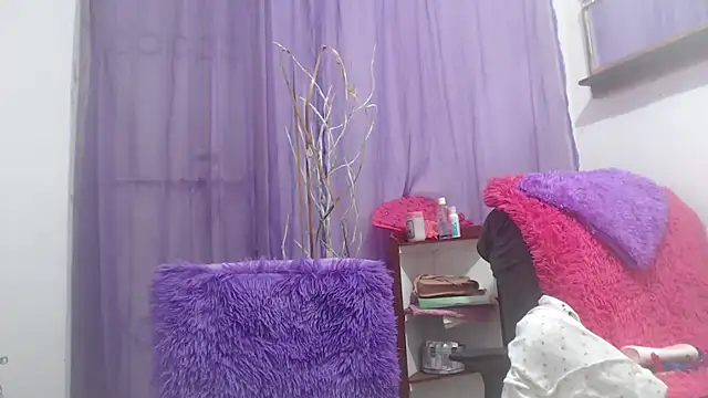 Snapshot of heyline_milf chatting on 10/21/25, 04:19 heyline milf online show from 10/21/25, 04:19
