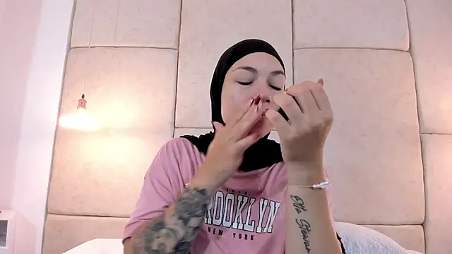 Snapshot of aisha_vs chatting on 10/03/25, 12:57 aisha vs online show from 10/03/25, 12:57