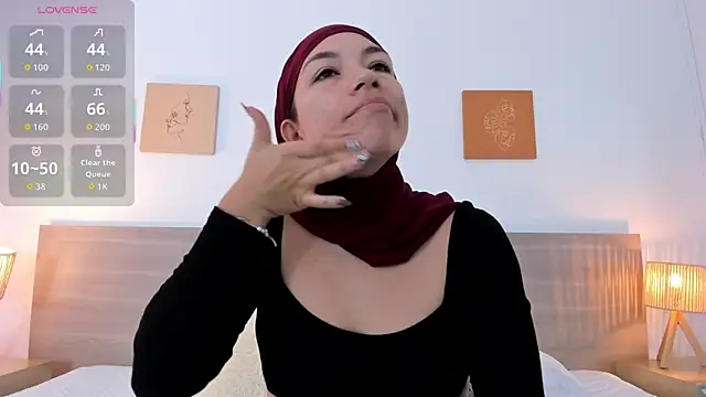 Snapshot of aisha_vs chatting on 10/29/25, 01:24 aisha vs online show from 10/29/25, 01:24