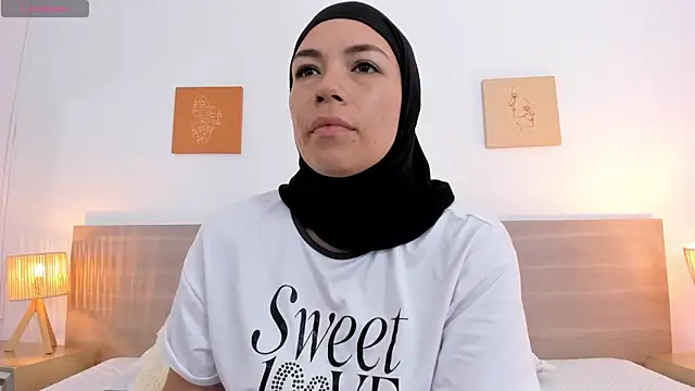 Snapshot of aisha_vs chatting on 10/30/25, 12:50 aisha vs online show from 10/30/25, 12:50