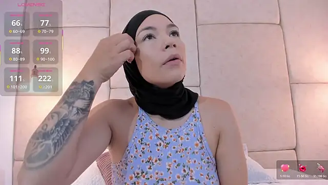 Snapshot of aisha_vs chatting on 11/13/25, 12:15 aisha vs online show from 11/13/25, 12:15