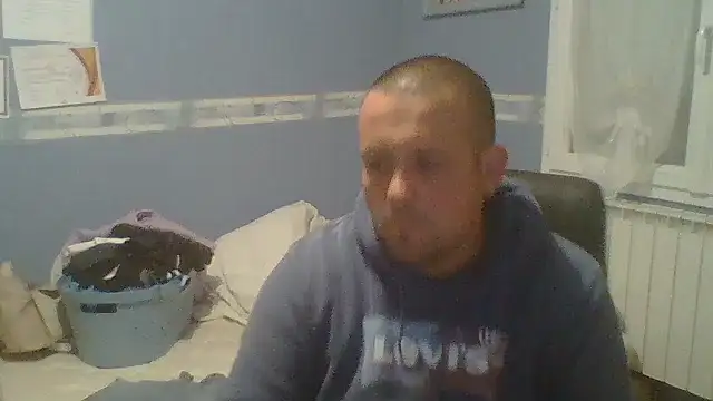 Snapshot of manubm03 chatting on 10/14/25, 03:57 manubm03 online show from 10/14/25, 03:57