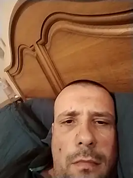 Snapshot of manubm03 chatting on 10/18/25, 01:23 manubm03 online show from 10/18/25, 01:23