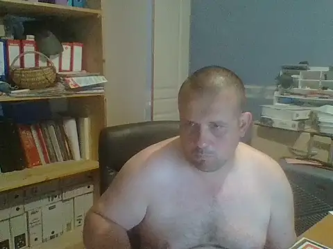 Snapshot of manubm03 chatting on 05/26/26, 10:33 manubm03 online show from 05/26/26, 10:33