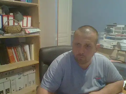 Snapshot of manubm03 chatting on 05/27/26, 04:26 manubm03 online show from 05/27/26, 04:26