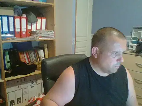 Snapshot of manubm03 chatting on 07/16/26, 10:43 manubm03 online show from 07/16/26, 10:43