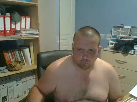 Snapshot of manubm03 chatting on 07/19/26, 04:54 manubm03 online show from 07/19/26, 04:54