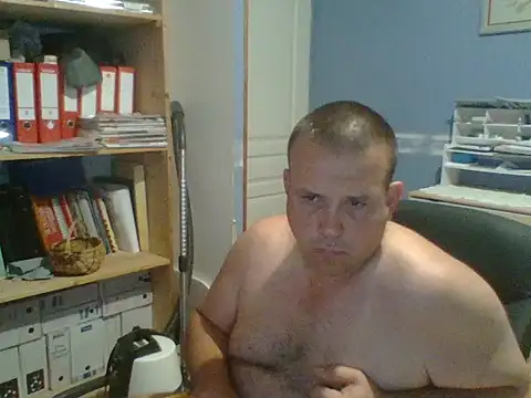Snapshot of manubm03 chatting on 07/25/26, 05:27 manubm03 online show from 07/25/26, 05:27